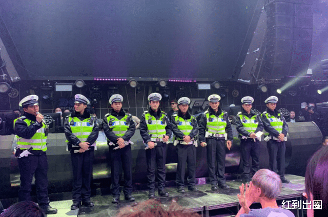 酒吧|?众星穿交警制服到酒吧普法，陈小春拿警棍霸气十足，认真检查过往车辆