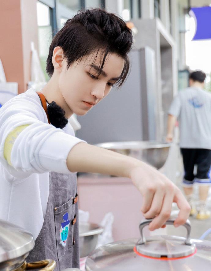 美丽|王俊凯：顶流男团成员，9部剧14部电影都没学会表演，适合演戏吗