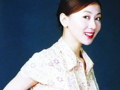 她因“人体模特”与丈夫离婚,被父亲冷战,今46岁孤身一人!