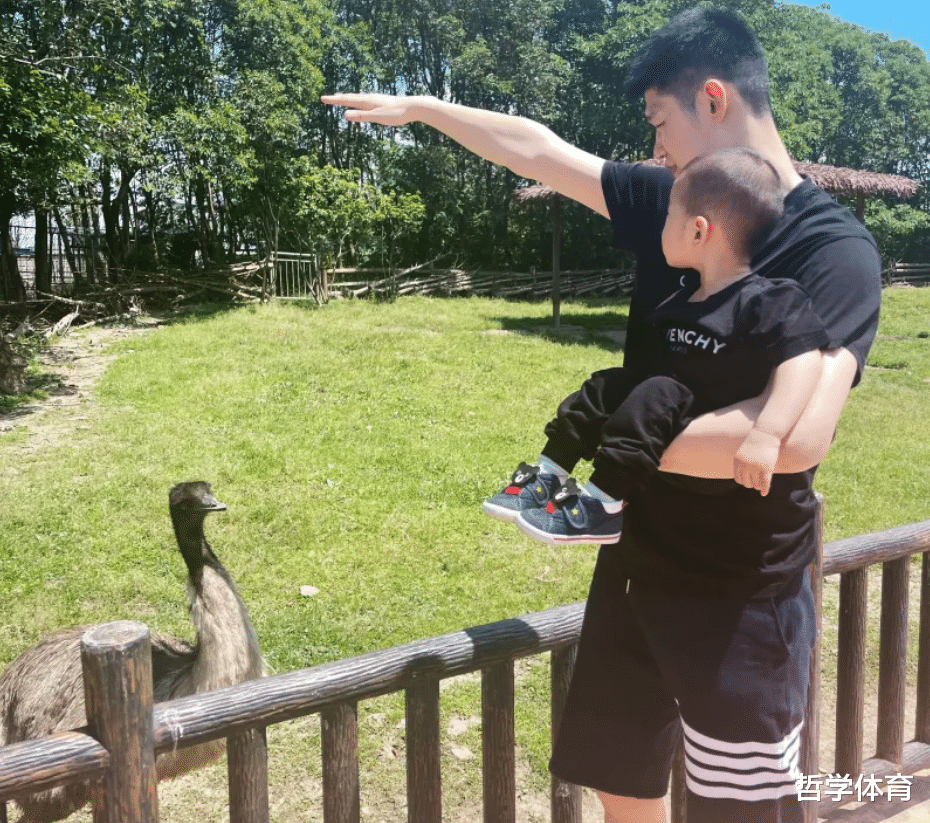 胡金秋|CBA四消息！胡金秋带儿子看长颈鹿，周琦回应收到NBA球队邀请