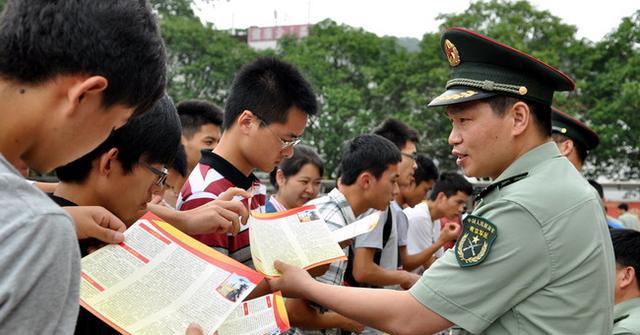 大学生|2022征兵传来好消息，达到条件的大学生，有望实现“带编入伍”