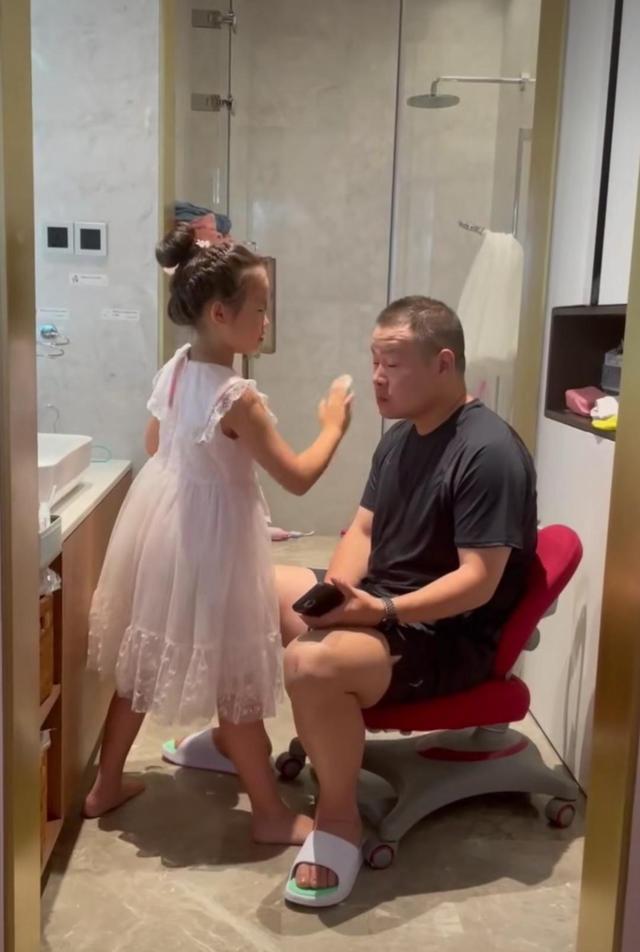 岳云鹏|岳云鹏淡定配合女儿化妆，谁知他看到妻子后的表现更令人破防