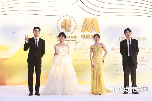 王鹤棣|“杉菜道明寺”同台亮相金鸡红毯 王鹤棣俏皮比耶