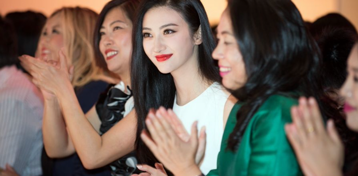 景甜|景甜与许魏洲拍吻戏太甜蜜!肤如凝脂白到发光,被男方双手捧头亲