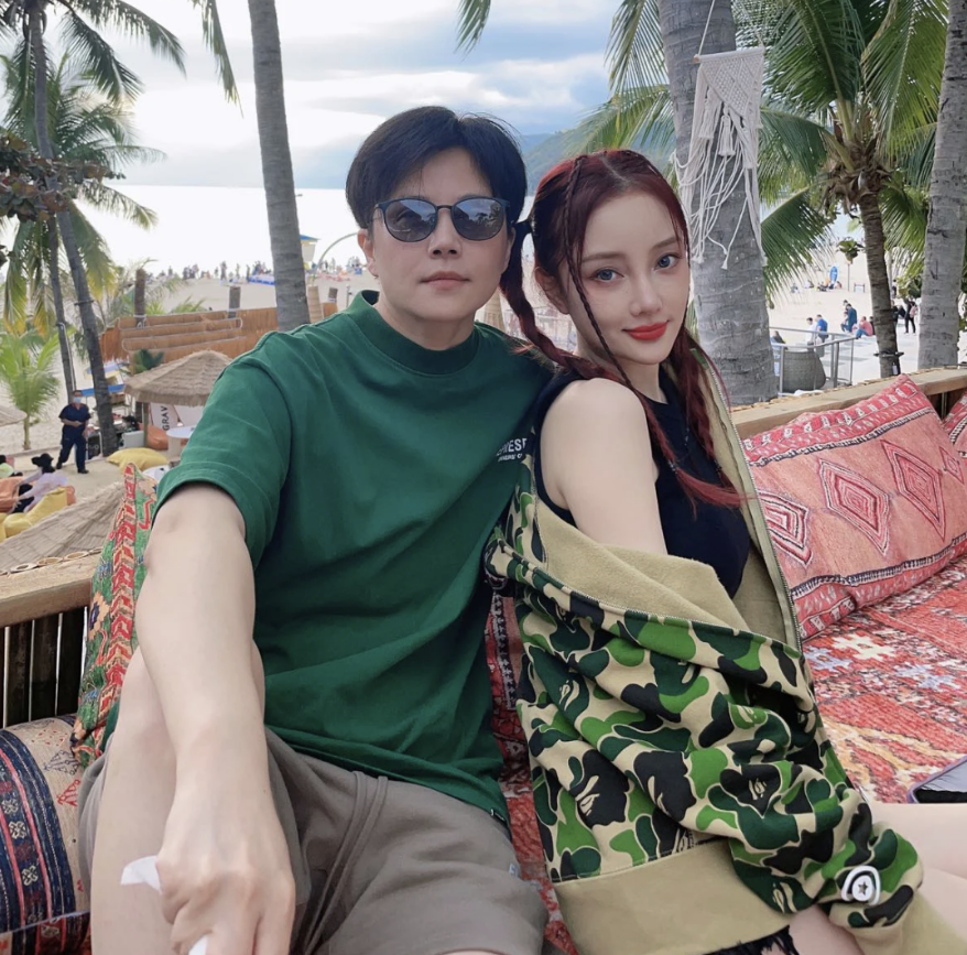 李小璐|41岁李小璐现身三亚旅游！美照年轻似少女，与男友人合影显亲密