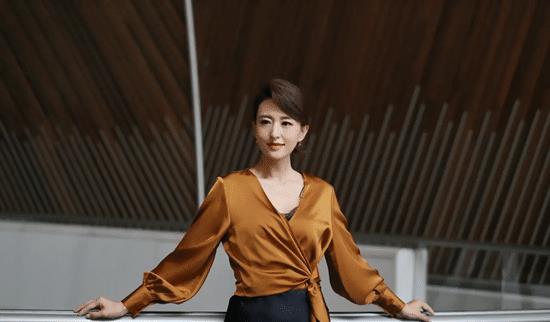 淮滨|央视女主持天团合体，张蕾穿职场装像“女干部”，167朱迅个矮霸气站C位