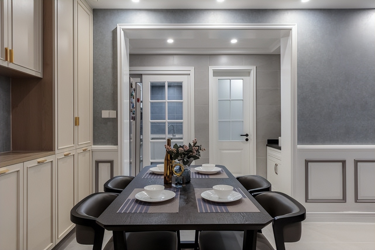 129平绿色窗帘与灰色构成强烈的对比,香槟金的搭配有奢华情调