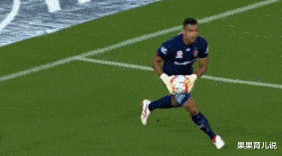 |“钓鱼被咬了，不过钓到了一条招财龙鱼，不亏，”评论沸腾了