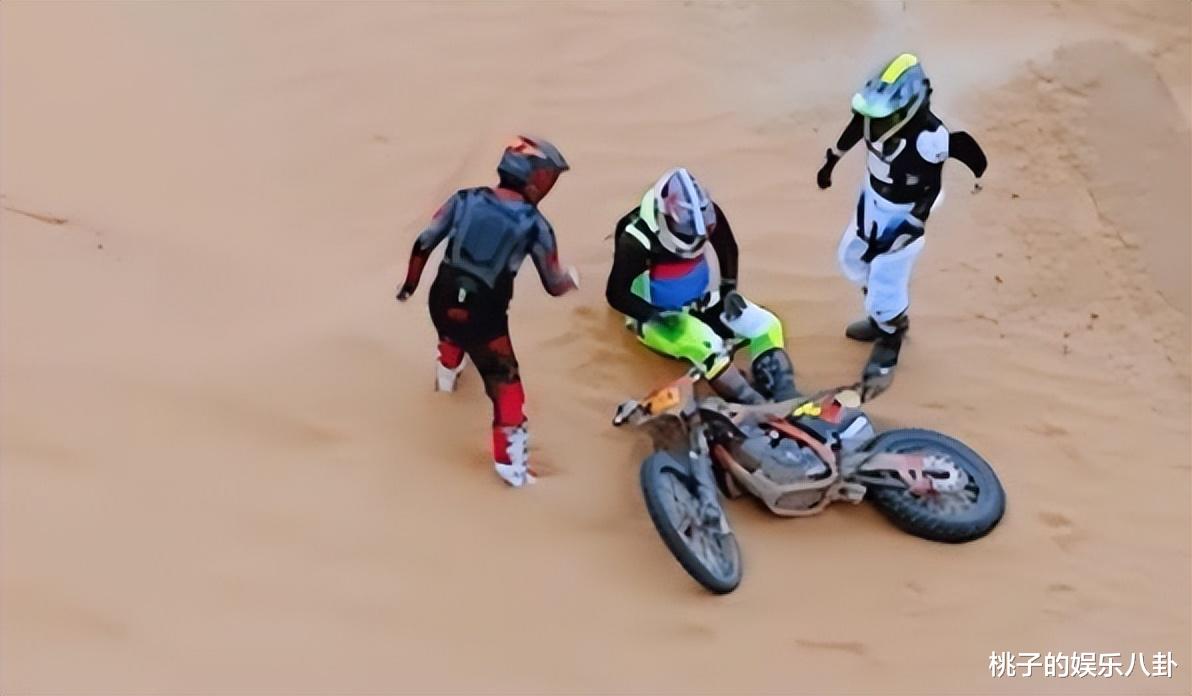 郑钧|郑钧又被节目组当成摔车反面教材展示,“菜”却努力不拖后腿