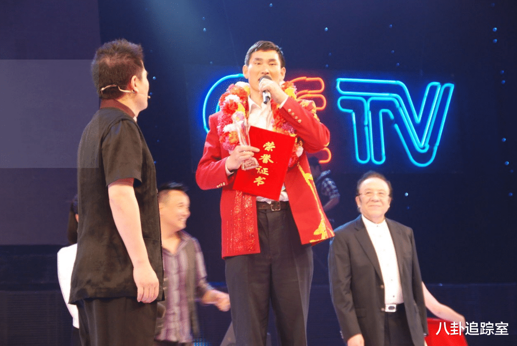 李一桐|阿宝近状显落魄,一人喝酒情绪低落,同是草根明星大衣哥截然不同