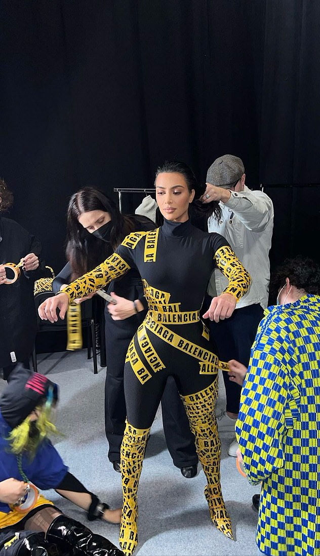 大S|金卡戴珊在巴黎时装周的“胶带装”火了！满身缠满胶带，曲线太赞