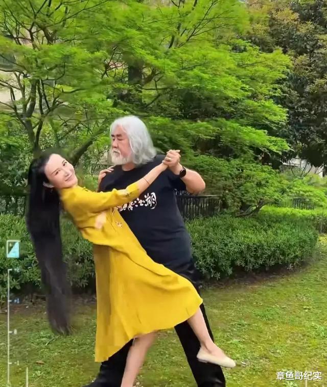 张纪中|张纪中怒怼网友:老夫懂爱情,喜欢花姑娘,娶小娇妻说明有才华