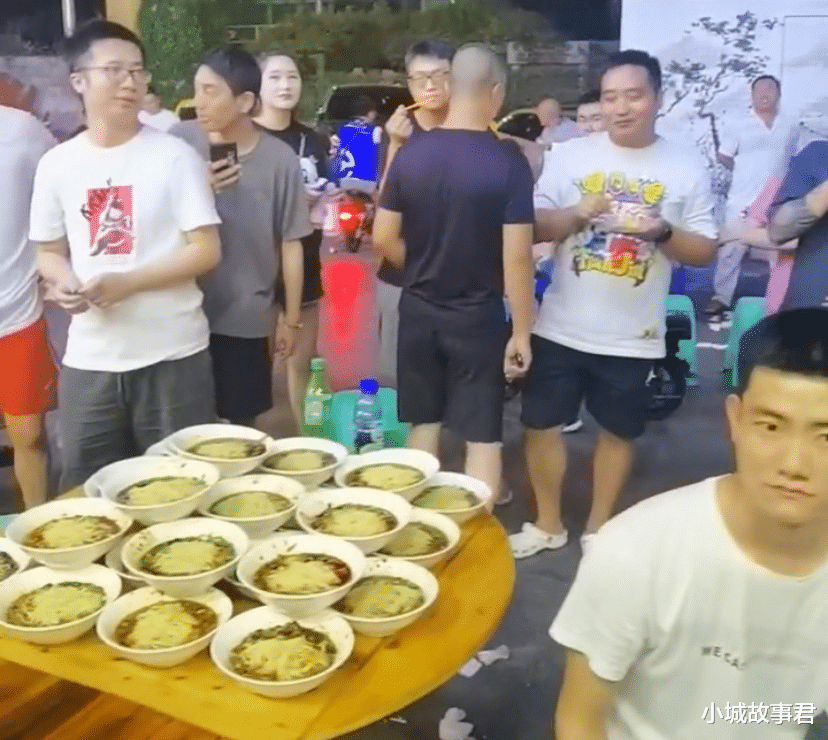 男子酒后排队吃面与食客赌气,狂点100碗面条,面馆老板煮到手软