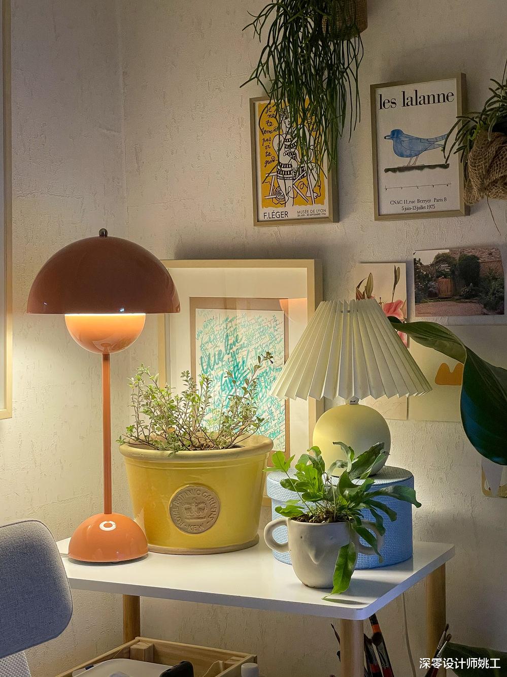 也只有年轻人能干这样的事儿吧!室内铺满绿植,就像进入“森林”般