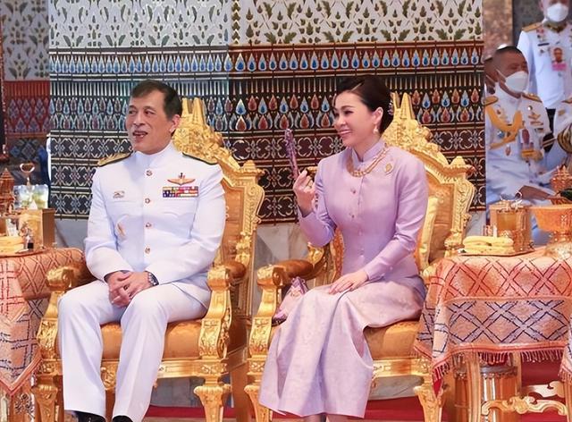 苏提达|苏提达“风情万种”摇折扇,凭借招牌动作出圈,花样点缀衬托优雅