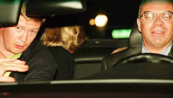 戴安娜|39年前，21岁的戴安娜挺着肚子和查尔斯在海边玩耍，画面太美