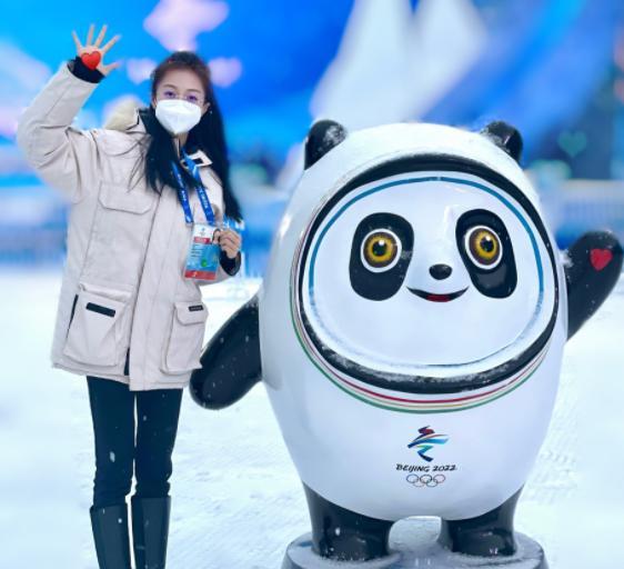 |“领诵员”冯琳再次登冬奥舞台，成为中文播报员，变身“拎墩墩”