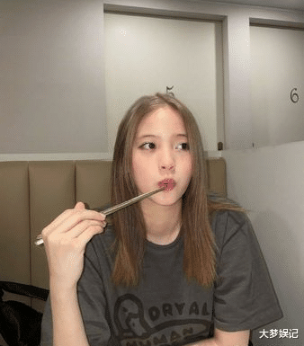 欧阳娜娜|欧阳娜娜“下半身只穿黑丝”买麵包!被抓包P图,柜子都歪了