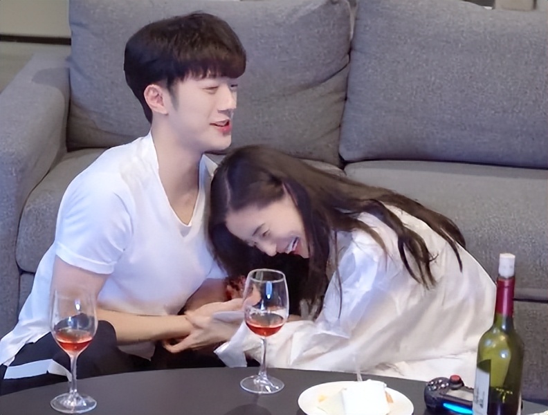 赖冠霖|baby赖冠霖拍摄花絮曝光!互相挠痒baby直呼投降,埋脖拥抱好甜蜜