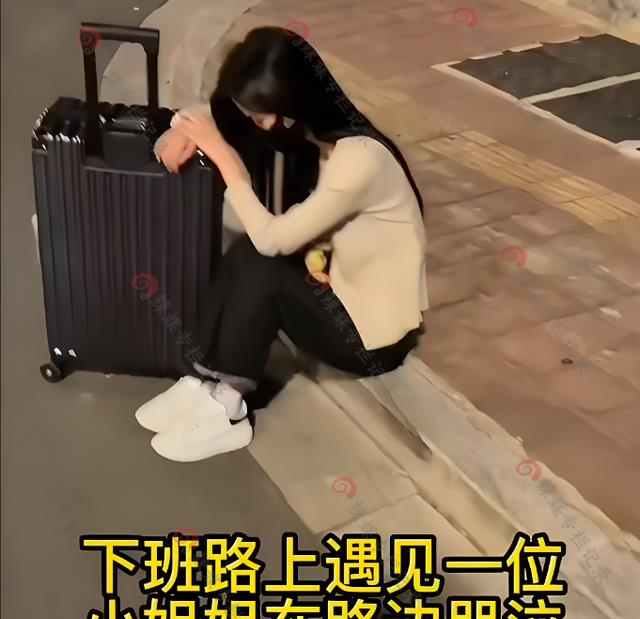 男子路边看到美女无家可归,摘下口罩一看很喜欢:跟我一起回家