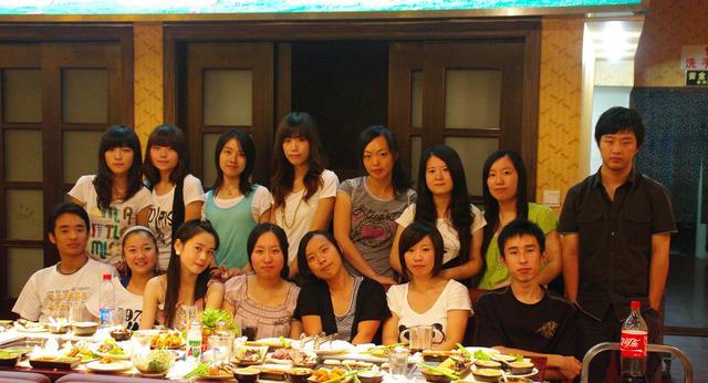 参加同学聚会，为何这类人怎么喊都不来？背后原因引人深思！