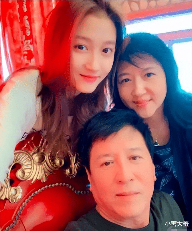 关晓彤|“真假格格”关晓彤：曾捡漏刘浩存角色，后因姐姐背负巨大争议