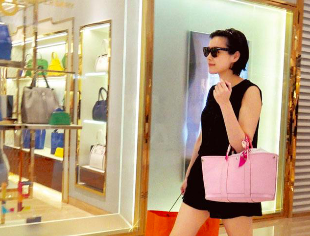 爱马仕|陈豪最爱送爱马仕包宠妻，媲美大刘宠甘比，一人养五口胡子都白了