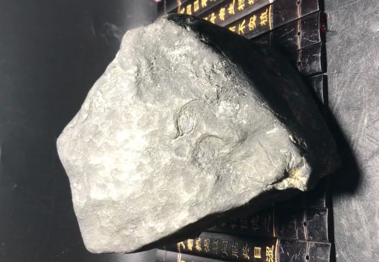 80年代|全是裂的翡翠料子,成品的逆袭让人不敢置信!