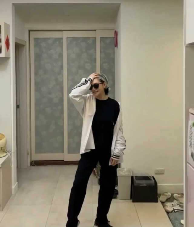 小S|小S真被新姐夫拿下了!穿基础装跳舞欢迎姐夫回家,瘦了之后颜值回春