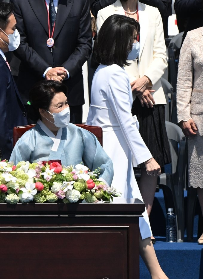 金建希 49岁韩国新第一夫人欢迎拜登！罕见盘起头发更美了，就是脖子前倾
