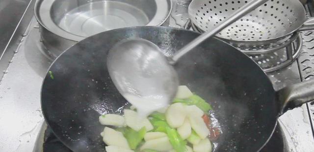 春季干燥易上火，建议多吃“4菜2果”，清淡少油，舒舒服服过春天