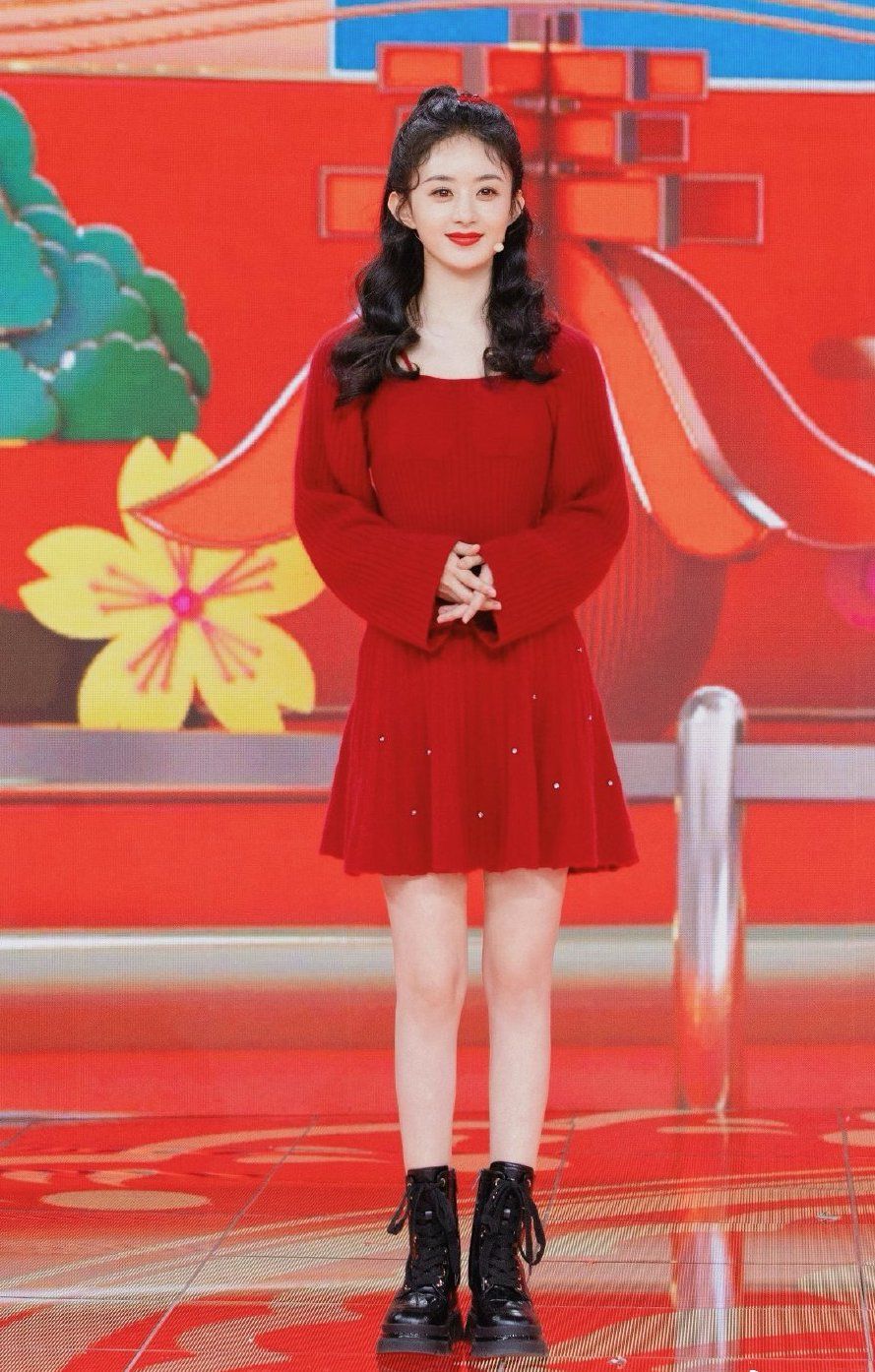 赵丽颖|第一次上春晚的赵丽颖有多可爱？登台献歌呆萌可爱，直言很紧张