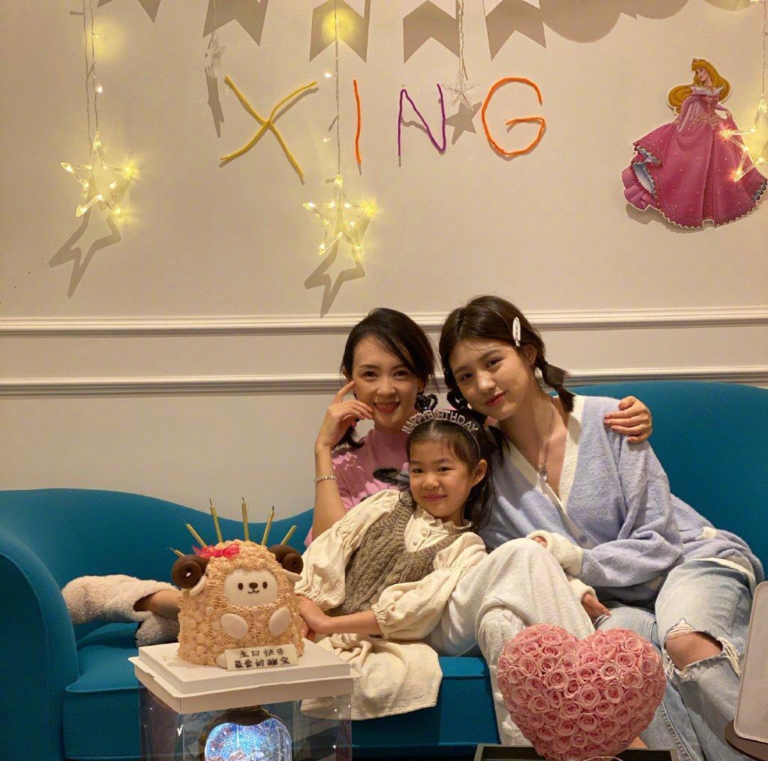 章子怡|44岁章子怡近照登上热搜，戴全套绿宝石首饰，真是有颜又有钱