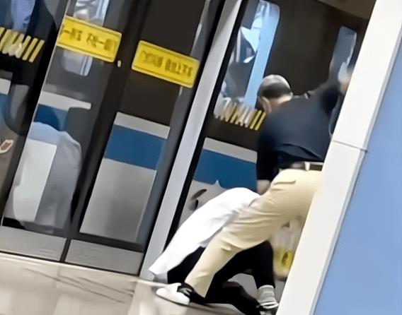 上车拥挤发生纠纷,65岁大爷与37岁小伙互殴,小伙手机被打飞