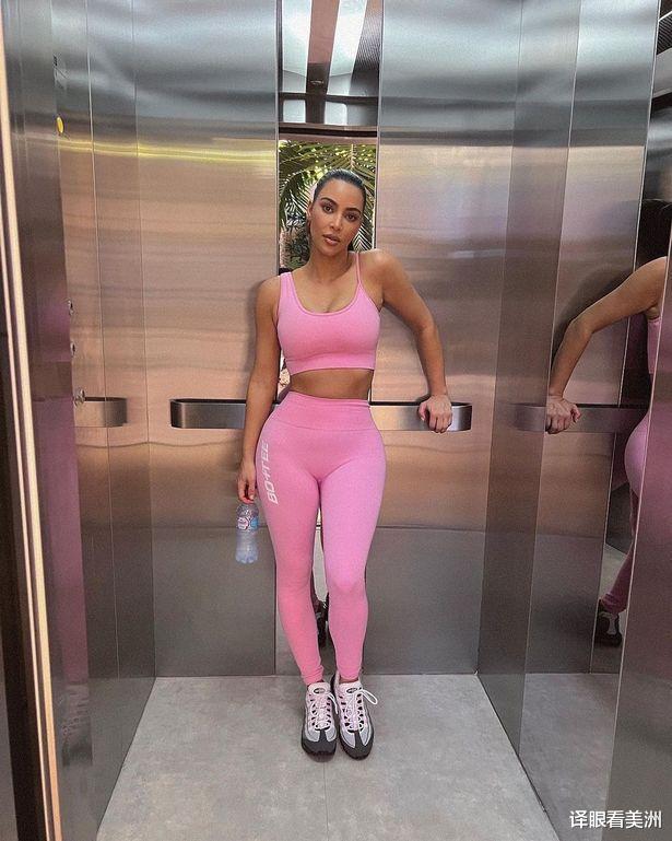 金·卡戴珊|金·卡戴珊身穿粉色运动套装，脚踩勾子鞋，好身材是练出来的