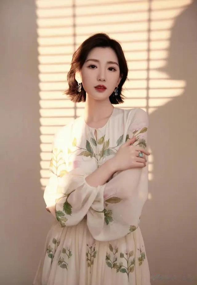 毛晓彤|毛晓彤最新造型,花朵长裙太美啦