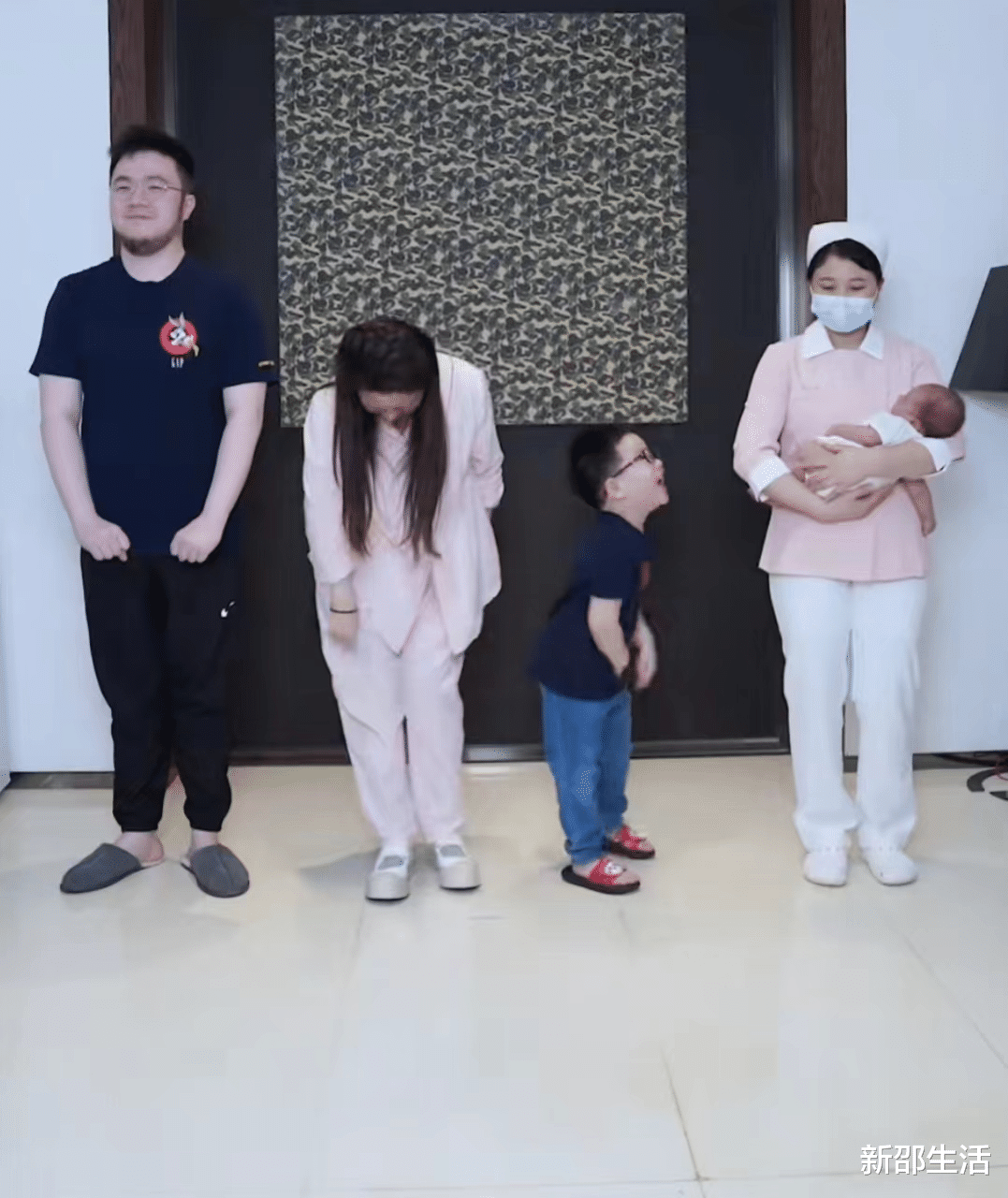 巴图|巴图一家四口同框热舞！老婆月子里仍肤白貌美，3岁大儿子神似爸