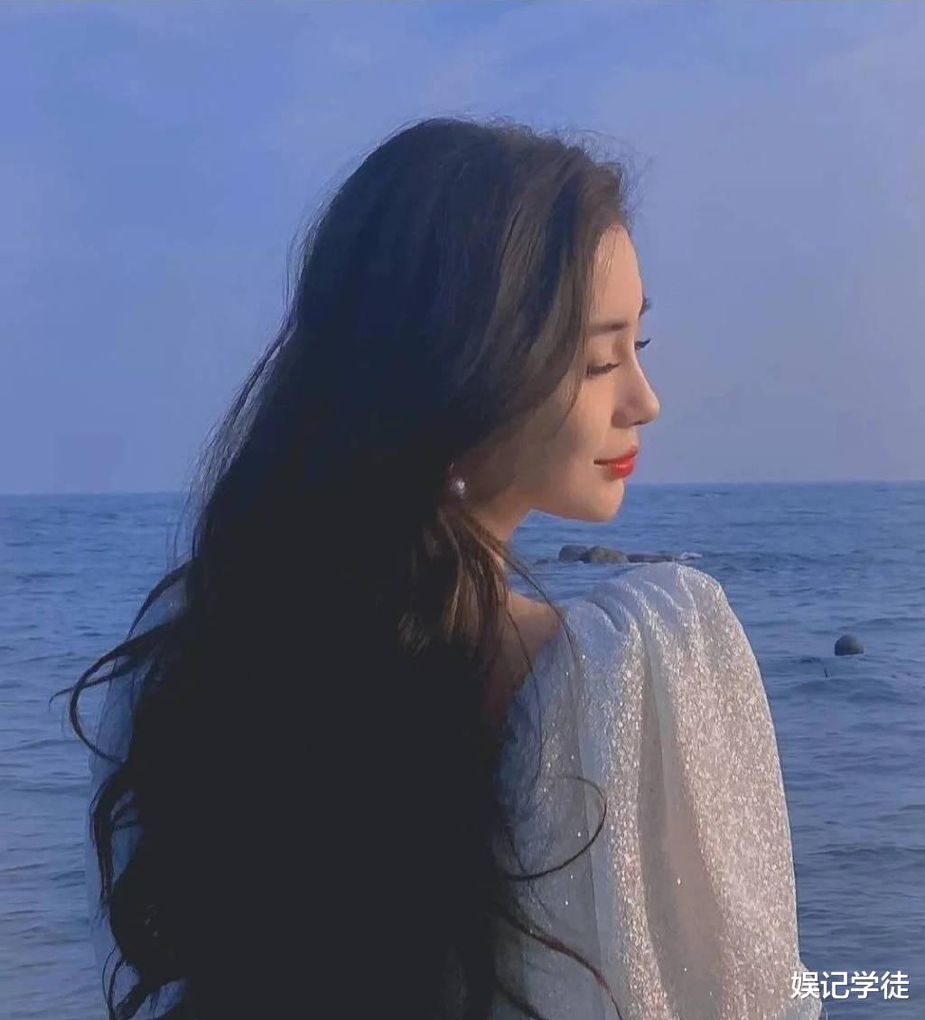 Angelababy|杨颖录完综艺外出游玩被偶遇，素颜出行，网友称其不与路人合影