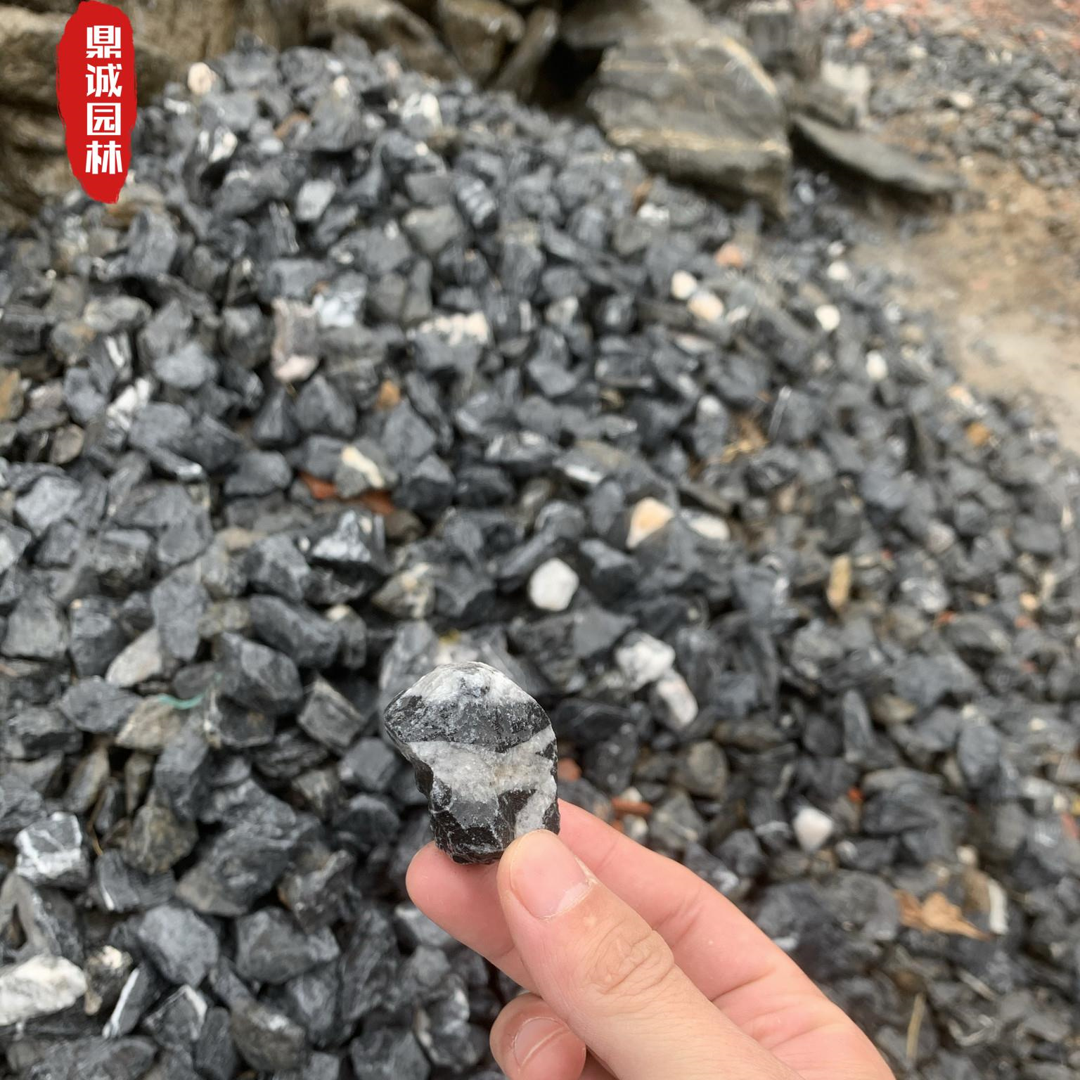 |砾石是我们常用的庭院铺路造景的小石头