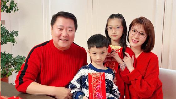 金巧巧|金巧巧春节晒全家福，于东抱着9岁女儿，给儿女发一摞红包好阔气