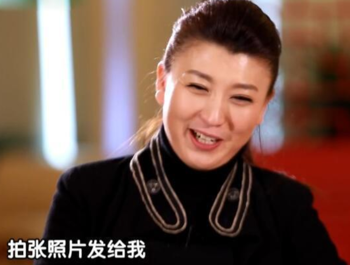 闫学晶|一次,孙俪出国旅游回来送闫学晶一件短袖,说:“不贵,才1900。”