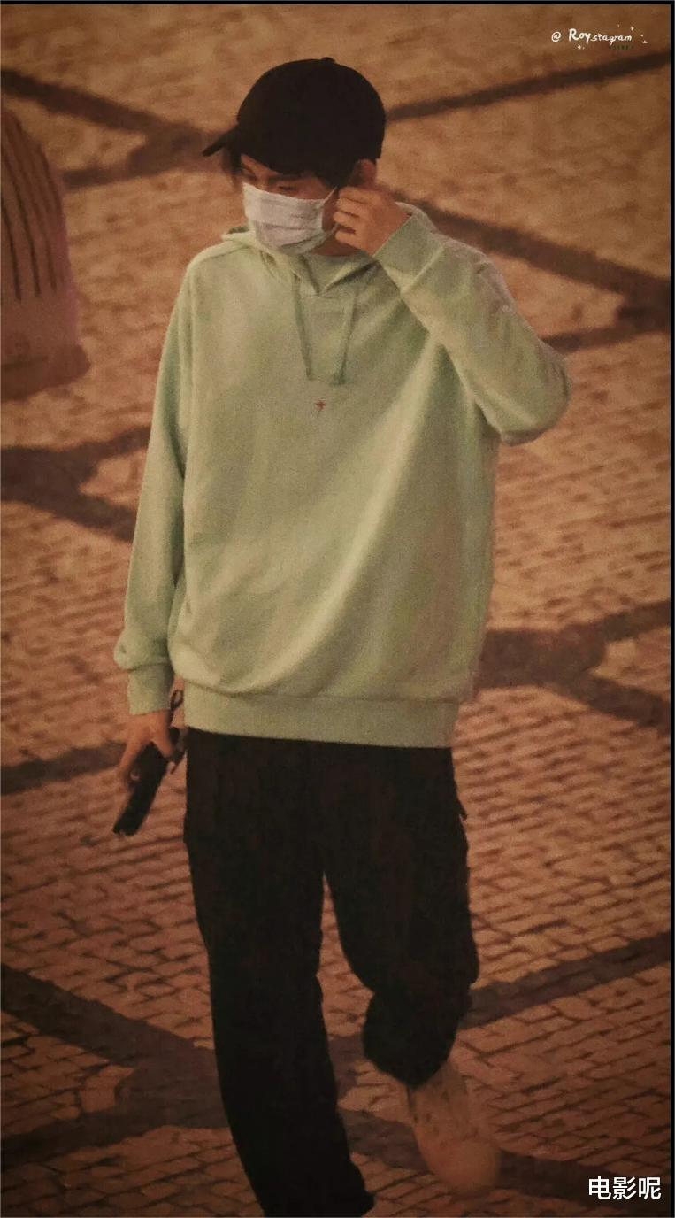 王源|王源背手闲逛的姿态，像极了公园老大爷！