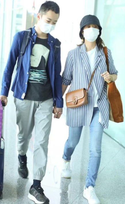 陈紫函|海清携儿走机场，14岁儿子长相清秀身高超妈妈，母子全程手牵手太有爱