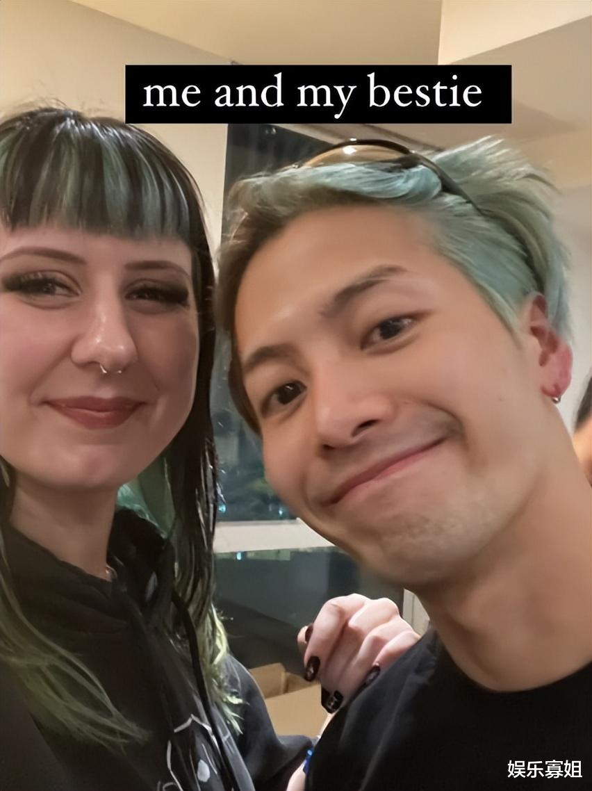 王嘉尔|王嘉尔去粉丝家里做客,好欢乐的聚会氛围,毫无架子,羡慕了