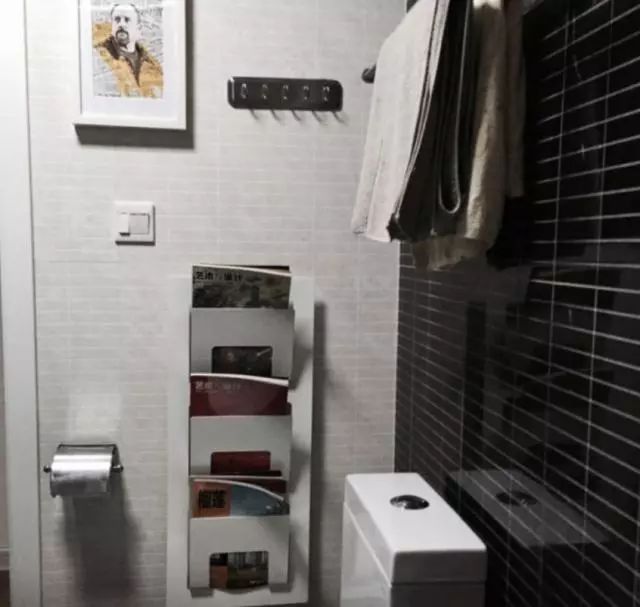 厕所再小,马桶旁也能“挤出”收纳!晒晒这20个案例,实用极了!