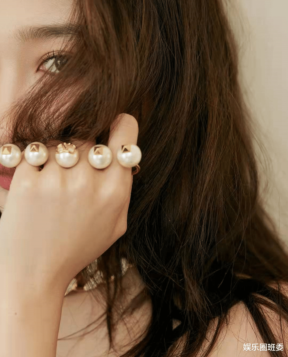 关晓彤|关晓彤穿黑丝短裙秀激吻妆，五颗大珍珠戒指抢镜，脸颊红润好幸福