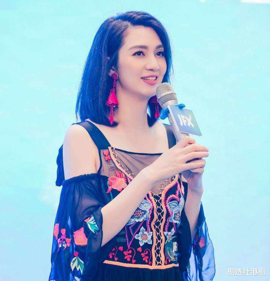 洪欣|知名港圈女神现身小县城商演!出场费高达60万,唱歌频频走音