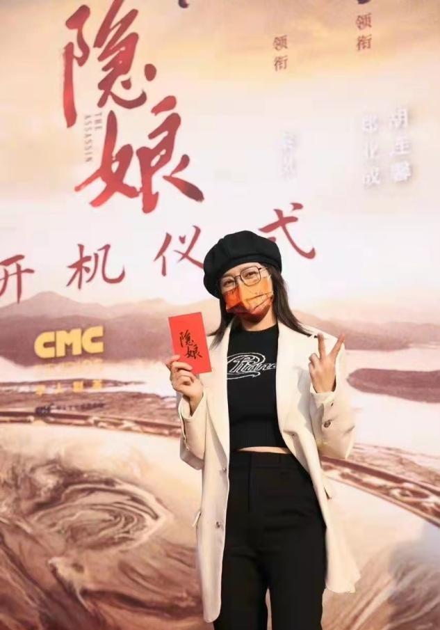 秦岚|秦岚瘦太狠了吧！“骨头人”身材撑不起垫肩，五五分比例更显娇小