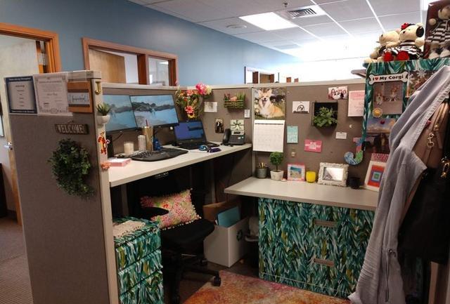 国外新员工问老板能不能装饰工位,老板同意后,万万没想到画风这么浮夸!