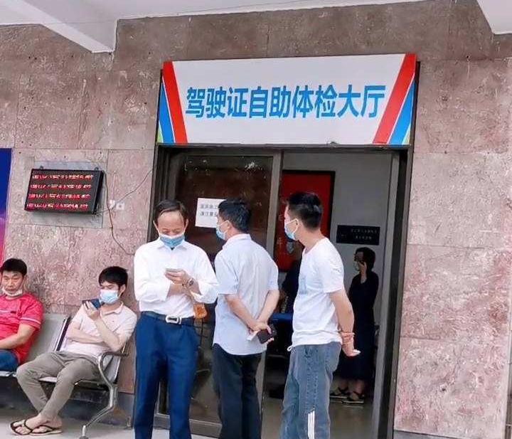 男子手握驾照出行,被判定无证驾驶,车管所:忽视这点,驾照吊销